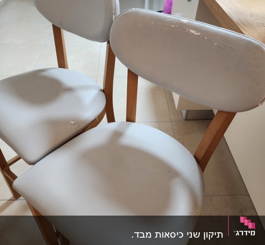 שני כיסאות עם ריפוד לבן מתקלף
